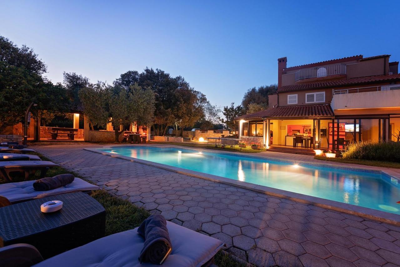 Guesthouse "Barboska" - Big Outdoor Swimming Pool & Private Tennis Court Воднян Екстер'єр фото