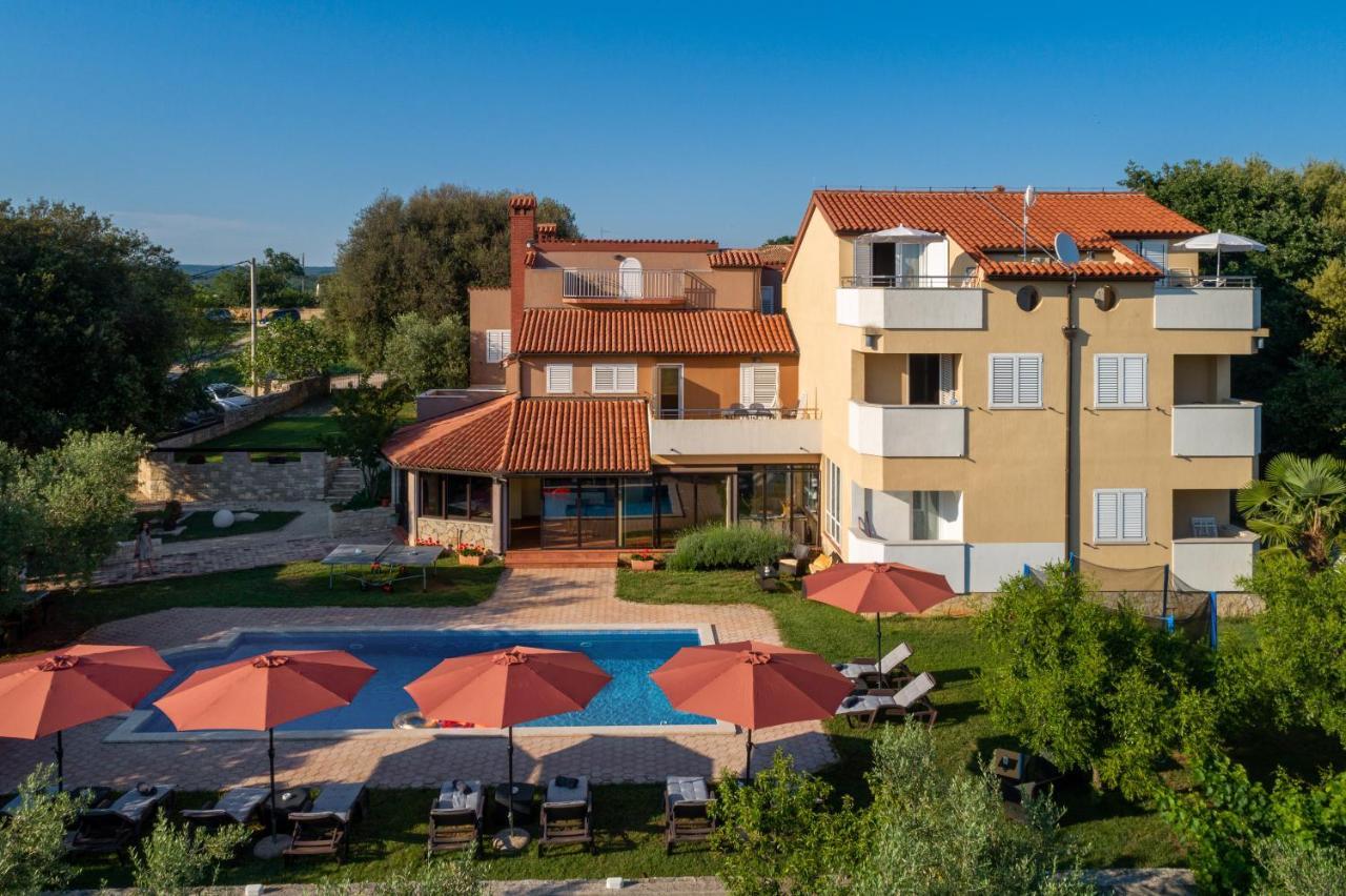 Guesthouse "Barboska" - Big Outdoor Swimming Pool & Private Tennis Court Воднян Екстер'єр фото