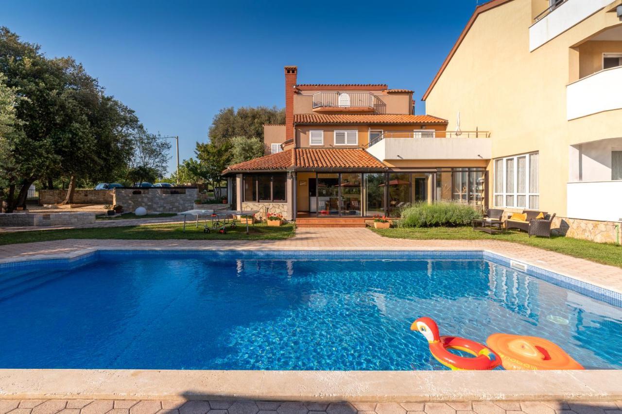 Guesthouse "Barboska" - Big Outdoor Swimming Pool & Private Tennis Court Воднян Екстер'єр фото