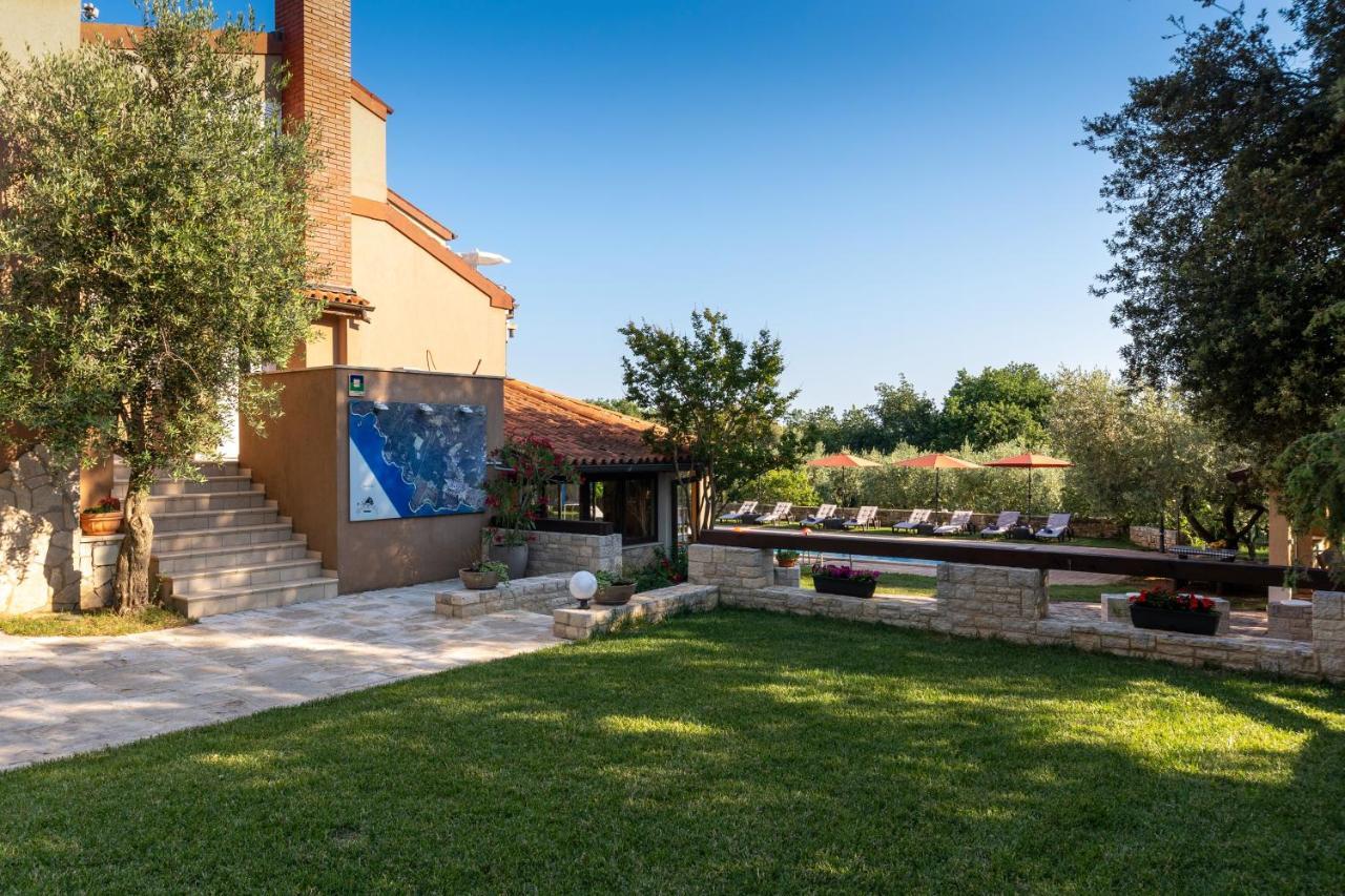 Guesthouse "Barboska" - Big Outdoor Swimming Pool & Private Tennis Court Воднян Екстер'єр фото