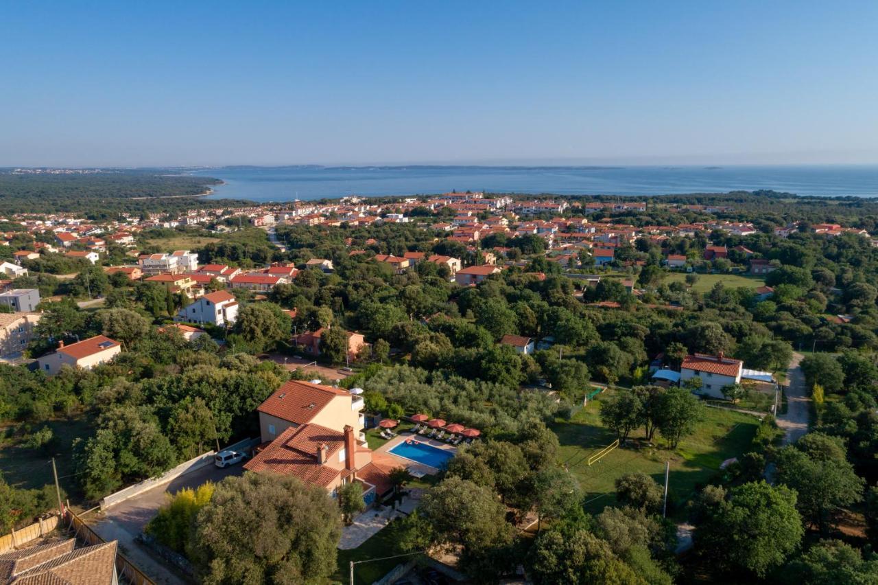 Guesthouse "Barboska" - Big Outdoor Swimming Pool & Private Tennis Court Воднян Екстер'єр фото