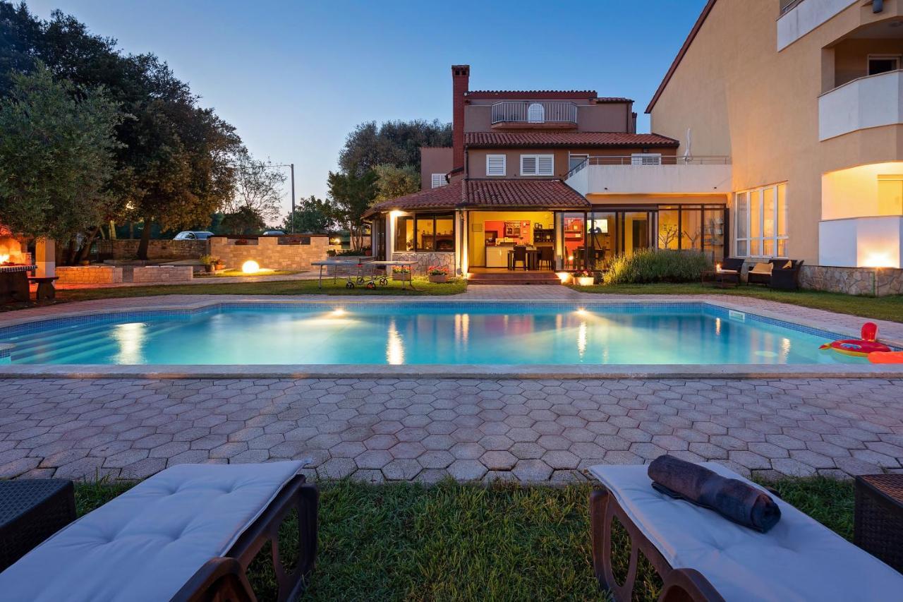 Guesthouse "Barboska" - Big Outdoor Swimming Pool & Private Tennis Court Воднян Екстер'єр фото