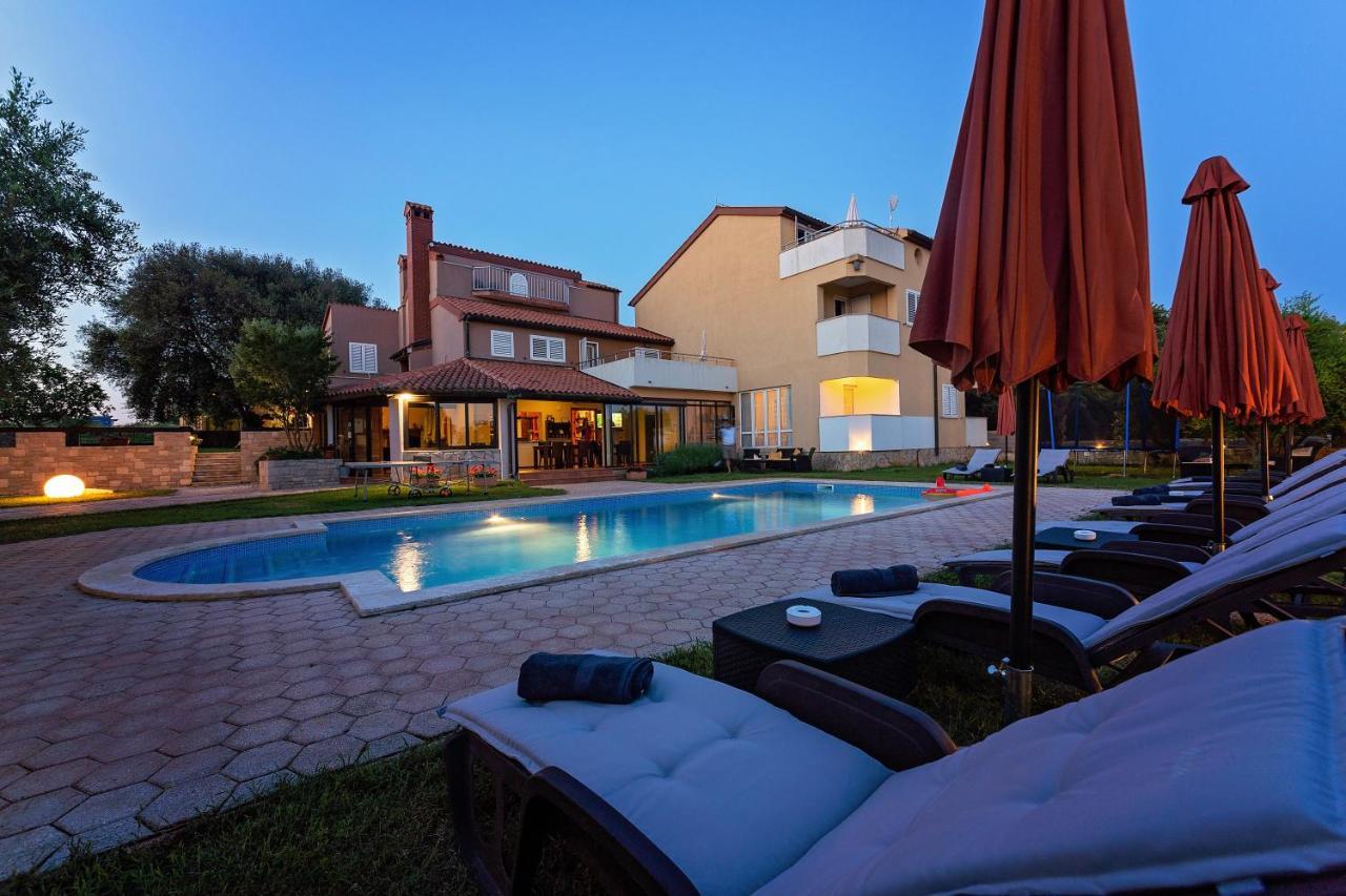 Guesthouse "Barboska" - Big Outdoor Swimming Pool & Private Tennis Court Воднян Екстер'єр фото