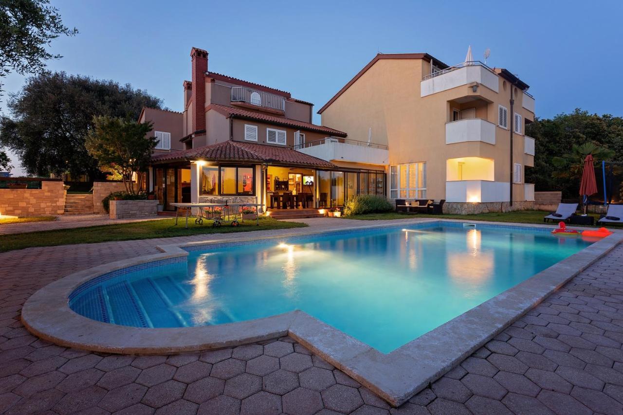 Guesthouse "Barboska" - Big Outdoor Swimming Pool & Private Tennis Court Воднян Екстер'єр фото
