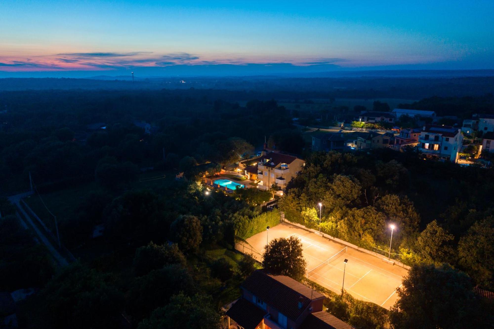 Guesthouse "Barboska" - Big Outdoor Swimming Pool & Private Tennis Court Воднян Екстер'єр фото