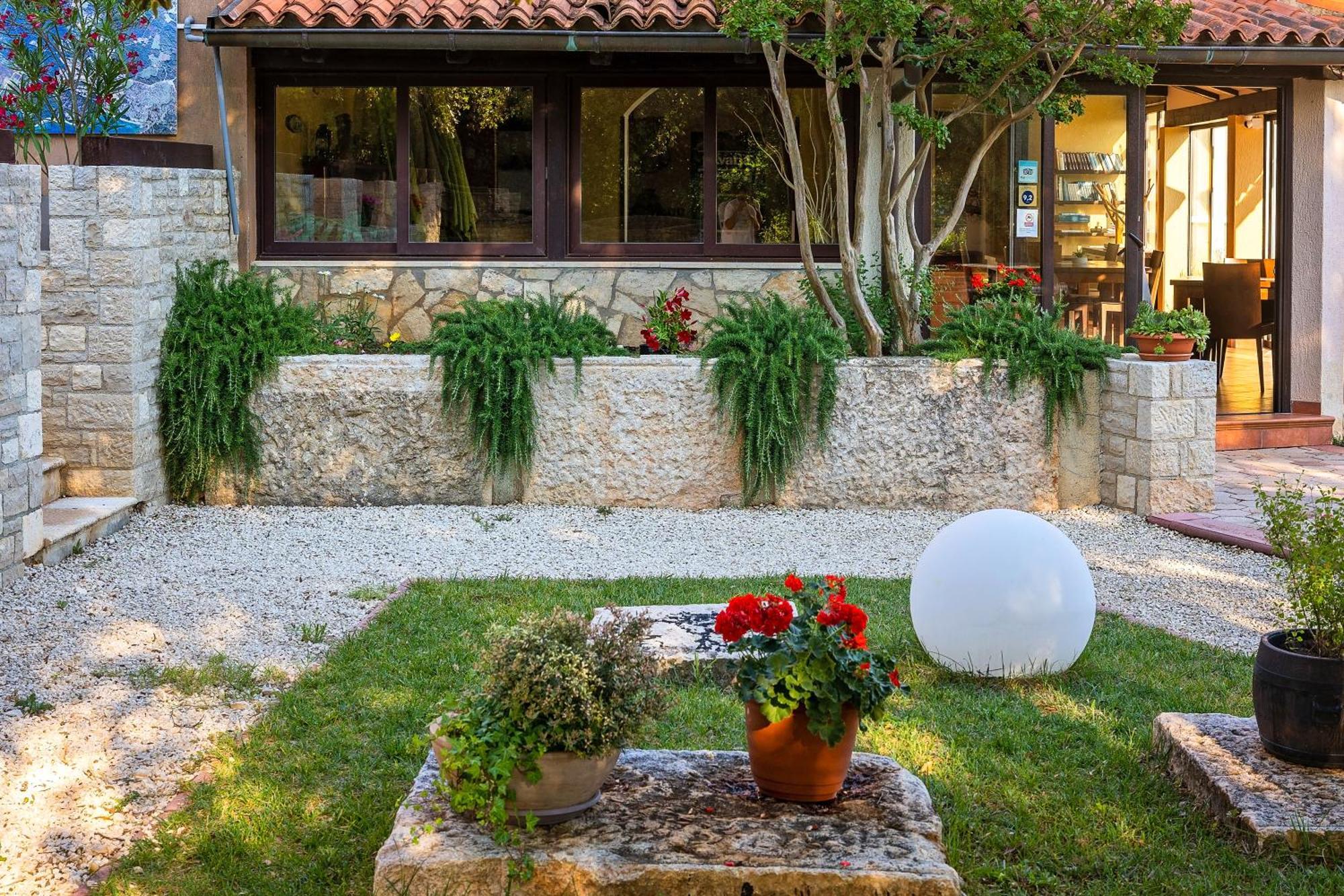 Guesthouse "Barboska" - Big Outdoor Swimming Pool & Private Tennis Court Воднян Екстер'єр фото