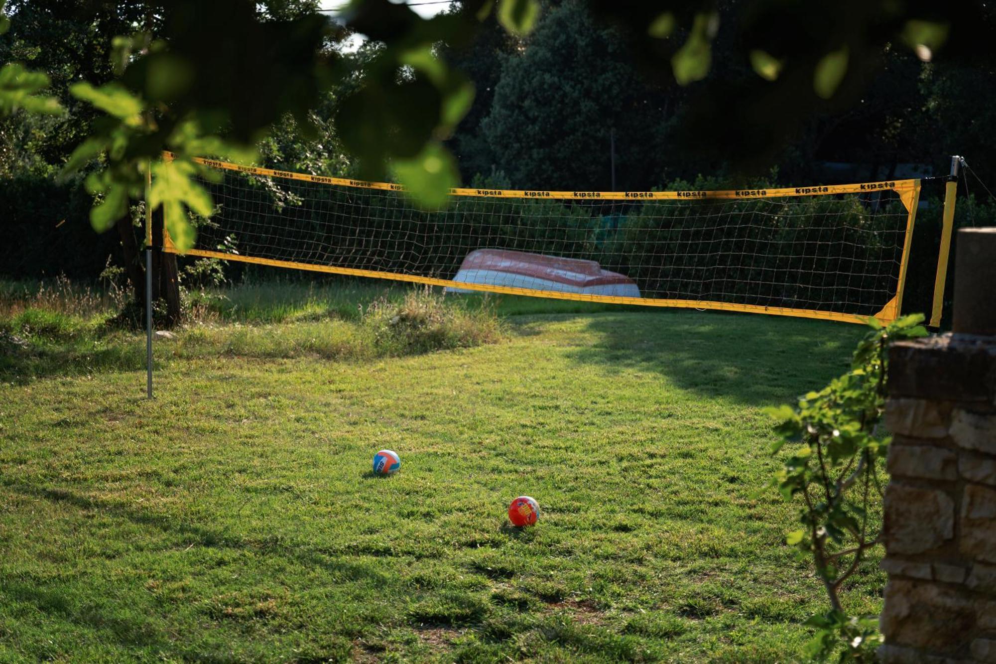 Guesthouse "Barboska" - Big Outdoor Swimming Pool & Private Tennis Court Воднян Екстер'єр фото