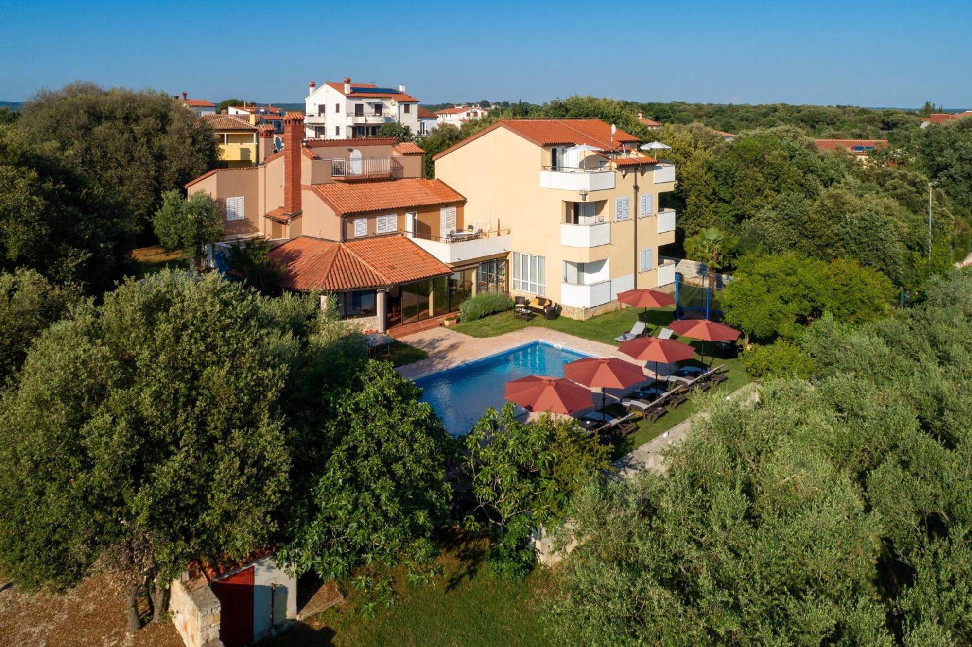 Guesthouse "Barboska" - Big Outdoor Swimming Pool & Private Tennis Court Воднян Екстер'єр фото