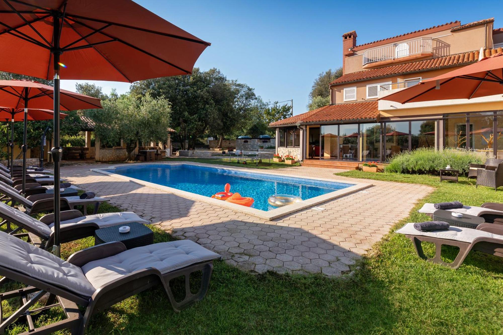 Guesthouse "Barboska" - Big Outdoor Swimming Pool & Private Tennis Court Воднян Екстер'єр фото