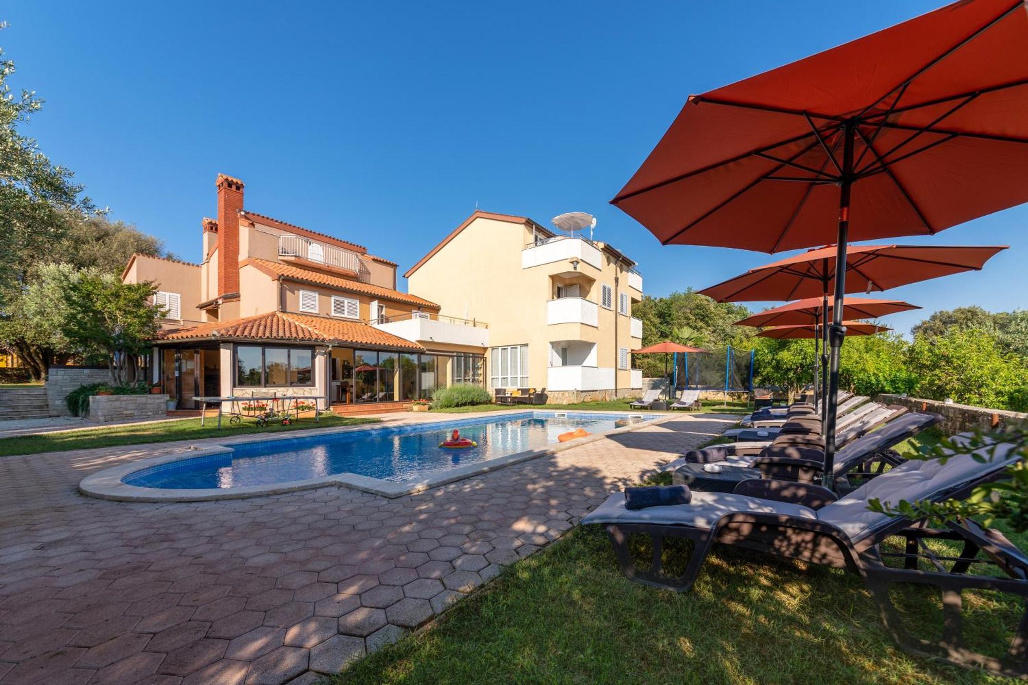 Guesthouse "Barboska" - Big Outdoor Swimming Pool & Private Tennis Court Воднян Екстер'єр фото