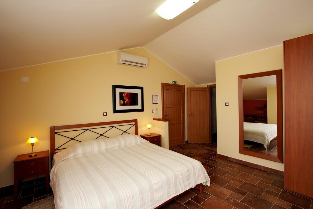 Guesthouse "Barboska" - Big Outdoor Swimming Pool & Private Tennis Court Воднян Номер фото