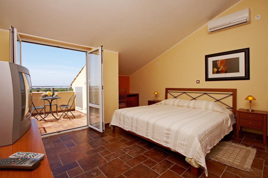 Guesthouse "Barboska" - Big Outdoor Swimming Pool & Private Tennis Court Воднян Номер фото