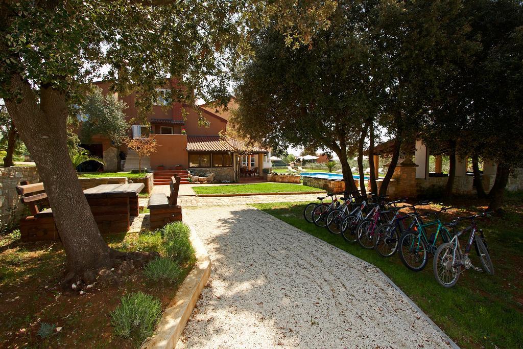 Guesthouse "Barboska" - Big Outdoor Swimming Pool & Private Tennis Court Воднян Екстер'єр фото