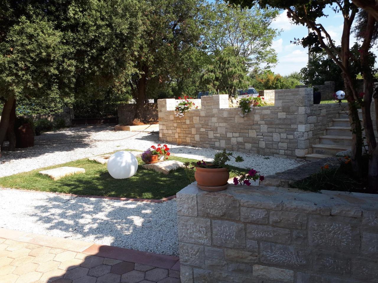 Guesthouse "Barboska" - Big Outdoor Swimming Pool & Private Tennis Court Воднян Екстер'єр фото